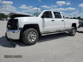 2015 Chevrolet Silverado 2500HD Work Truck z VIN 1GC1CUEG5FF633561, wystawiony jako Copart lot #56017975 z przebiegiem 241 131 mil mil oraz Szkoda całkowita • Salvage title. Historia ofert i sprzedaży dostępna na DreamBid. Obrazek 1.
