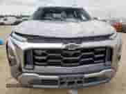 2025 Chevrolet Equinox AWD ACTIV z VIN 3GNAXSEG8SL162960, wystawiony jako Copart lot #63110705 z przebiegiem 5 585 mil mil oraz Szkoda całkowita • Salvage title. Historia ofert i sprzedaży dostępna na DreamBid. Obrazek 5.