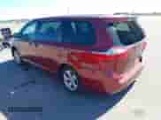 2017 Toyota Sienna L z VIN 5TDZZ3DC8HS798145, wystawiony jako IAAI lot #42765680 z przebiegiem 165 693 mil mil oraz . Historia ofert i sprzedaży dostępna na DreamBid. Obrazek 3.