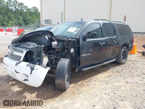 2007 Chevrolet Suburban LS z VIN 1GNFC16027J205135, wystawiony jako IAAI lot #42468141 z przebiegiem Nie podano mil oraz . Historia ofert i sprzedaży dostępna na DreamBid. Obrazek 2.