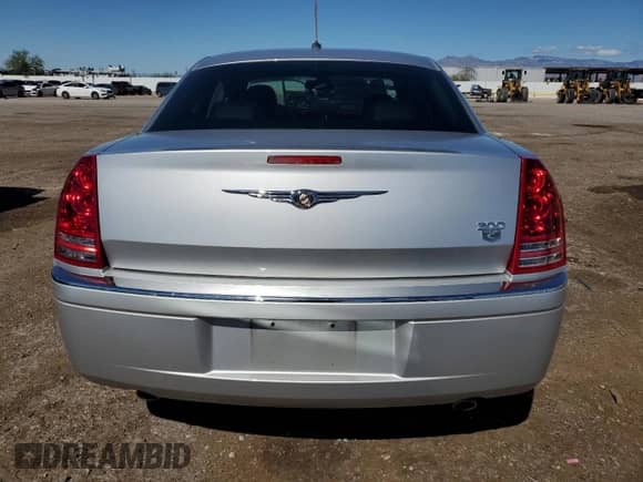 2008 Chrysler 300 C Hemi with VIN 2C3KA63H98H140330, listed as a Copart auction lot 82515925 with 68,300 mi miles and Salvage title. Bid and sale history available at DreamBid. Image 6.