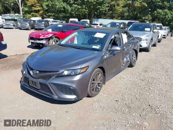 2021 Toyota Camry SE z VIN 4T1T11AK6MU552645, wystawiony jako IAAI lot #43331358 z przebiegiem 33 970 mil mil oraz . Historia ofert i sprzedaży dostępna na DreamBid. Obrazek 2.