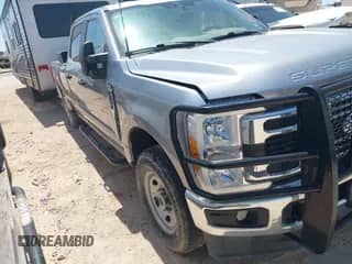 2023 Ford F-250 XL z VIN 1FT7W2BT9PEC29192, wystawiony jako IAAI lot #42893211 z przebiegiem Nie podano mil oraz . Historia ofert i sprzedaży dostępna na DreamBid. Obrazek 1.