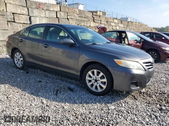2011 Toyota Camry LE z VIN 4T4BF3EK2BR140227, wystawiony jako Copart lot #81824545 z przebiegiem 181 165 mil mil oraz Szkoda całkowita • Salvage title. Historia ofert i sprzedaży dostępna na DreamBid. Obrazek 4.