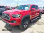 2023 Toyota Tacoma SR z VIN 3TMCZ5AN0PM560313, wystawiony jako IAAI lot #42650949 z przebiegiem 27 871 mil mil oraz . Historia ofert i sprzedaży dostępna na DreamBid. Obrazek 2.