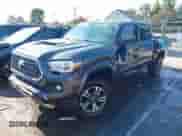 2019 Toyota Tacoma SR5 z VIN 3TMCZ5AN2KM231203, wystawiony jako IAAI lot #43203975 z przebiegiem 61 168 mil mil oraz . Historia ofert i sprzedaży dostępna na DreamBid. Obrazek 2.