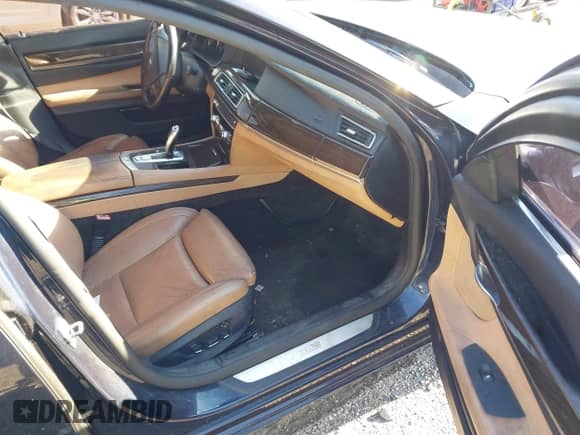 2011 BMW 7 Series 740i с VIN WBAKA4C52BC392112, выставлен на аукционе IAAI как лот 41736939 с пробегом 125 953 миль миль и . История ставок и продаж доступна на DreamBid. Изображение 5.