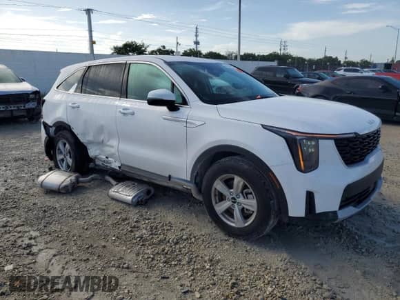 2025 Kia Sorento LX with VIN 5XYRG4JC8SG368748, listed as a Copart auction lot 67940515 with 6,733 mi miles and Salvage title. Bid and sale history available at DreamBid. Image 4.