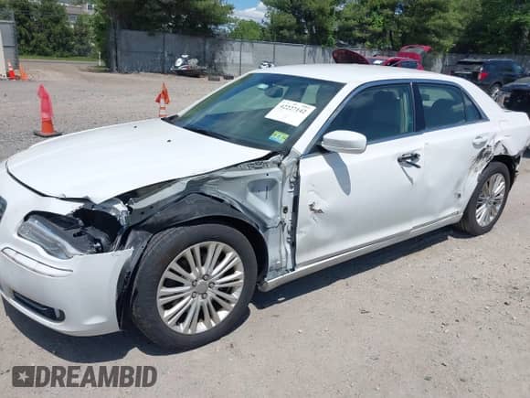 2014 Chrysler 300 z VIN 2C3CCARG8EH201274, wystawiony jako IAAI lot #42227142 z przebiegiem 151 514 mil mil oraz . Historia ofert i sprzedaży dostępna na DreamBid. Obrazek 2.