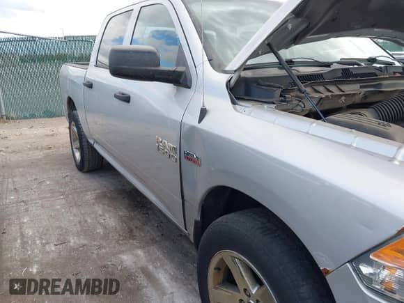 2014 Ram 1500 Express z VIN 1C6RR7KT2ES466903, wystawiony jako IAAI lot #43554642 z przebiegiem 142 109 mil mil oraz . Historia ofert i sprzedaży dostępna na DreamBid. Obrazek 6.