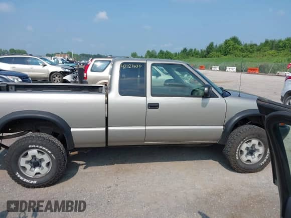 2003 Chevrolet S-10 LS с VIN 1GCCT19X738149232, выставлен на аукционе IAAI как лот 42727630 с пробегом 53 595 миль миль и . История ставок и продаж доступна на DreamBid. Изображение 13.