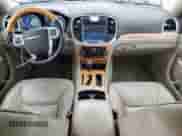 2012 Chrysler 300 C z VIN 2C3CCAET8CH264259, wystawiony jako Copart lot #83801775 z przebiegiem 201 529 mil mil oraz Szkoda całkowita • Salvage title. Historia ofert i sprzedaży dostępna na DreamBid. Obrazek 8.