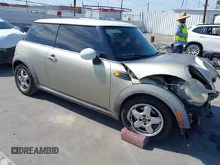 2007 MINI Hardtop с VIN WMWMF33537TT55761, выставлен на аукционе IAAI как лот 43072021 с пробегом 190 545 миль миль и . История ставок и продаж доступна на DreamBid. Изображение 1.