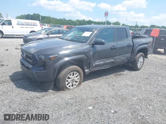 2024 Toyota Tacoma SR5 z VIN 3TMLB5JN3RM039609, wystawiony jako IAAI lot #42811469 z przebiegiem 19 681 mil mil oraz . Historia ofert i sprzedaży dostępna na DreamBid. Obrazek 17.