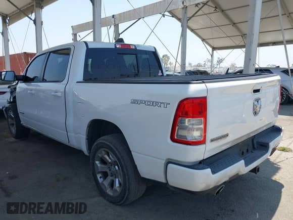 2023 Ram 1500 Big Horn z VIN 1C6RREFT3PN604528, wystawiony jako IAAI lot #42606799 z przebiegiem 50 652 mil mil oraz . Historia ofert i sprzedaży dostępna na DreamBid. Obrazek 3.