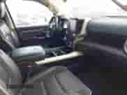 2020 Ram 1500 Laramie z VIN 1C6SRFRT4LN352298, wystawiony jako IAAI lot #43097857 z przebiegiem 59 894 mil mil oraz . Historia ofert i sprzedaży dostępna na DreamBid. Obrazek 5.