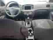 2010 Hyundai Accent GS z VIN KMHCM3AC9AU163201, wystawiony jako Copart lot #67979735 z przebiegiem 136 198 mil mil oraz Szkoda całkowita • Salvage title. Historia ofert i sprzedaży dostępna na DreamBid. Obrazek 8.