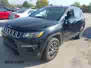 2017 Jeep Compass Latitude z VIN 3C4NJDBB6HT660714, wystawiony jako IAAI lot #43370557 z przebiegiem 99 034 mil mil oraz . Historia ofert i sprzedaży dostępna na DreamBid. Obrazek 2.
