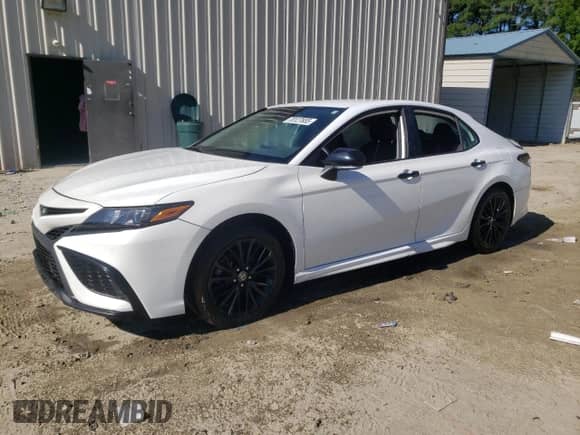 2022 Toyota Camry SE z VIN 4T1G11AK5NU030429, wystawiony jako Copart lot #70127655 z przebiegiem 50 191 mil mil oraz Szkoda całkowita • Salvage title. Historia ofert i sprzedaży dostępna na DreamBid. Obrazek 1.