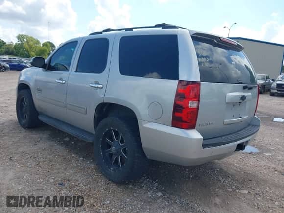 2014 Chevrolet Tahoe LS with VIN 1GNSCAE08ER110786, listed as a IAAI auction lot 42904735 with 175,776 mi miles and . Bid and sale history available at DreamBid. Image 3.