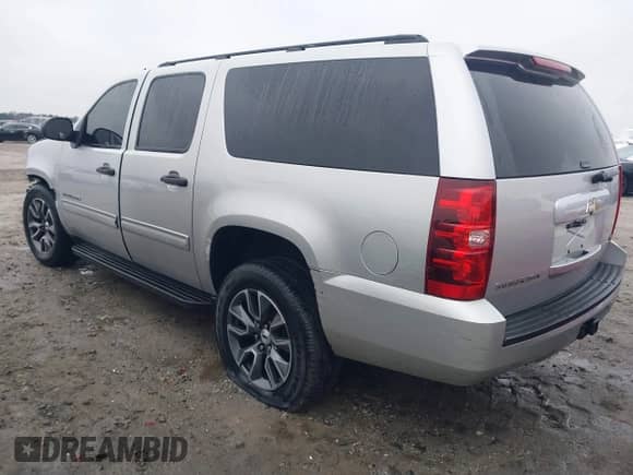 2010 Chevrolet Suburban LS z VIN 1GNUKHE37AR193670, wystawiony jako IAAI lot #41415863 z przebiegiem 213 371 mil mil oraz . Historia ofert i sprzedaży dostępna na DreamBid. Obrazek 3.