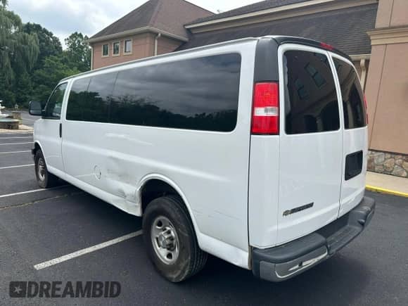 2021 Chevrolet Express Passenger LS с VIN 1GAZGNFPXM1170072, выставлен на аукционе Copart как лот 64797015 с пробегом 273 908 миль миль и Чистый • Clean title. История ставок и продаж доступна на DreamBid. Изображение 2.