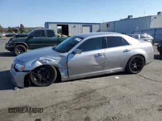 2014 Chrysler 300 C z VIN 2C3CCAET0EH104301, wystawiony jako Copart lot #80705705 z przebiegiem 60 171 mil mil oraz Szkoda całkowita • Salvage title. Historia ofert i sprzedaży dostępna na DreamBid. Obrazek 1.