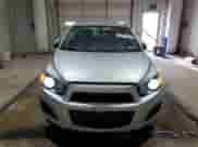 2015 Chevrolet Sonic LS z VIN 1G1JB6SG3F4125628, wystawiony jako Copart lot #45977335 z przebiegiem 71 443 mil mil oraz Szkoda całkowita • Salvage title. Historia ofert i sprzedaży dostępna na DreamBid. Obrazek 5.