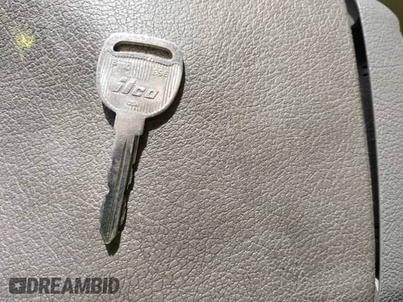 2004 Chevrolet Malibu Classic z VIN 1G1ND52F74M513665, wystawiony jako IAAI lot #41597325 z przebiegiem 195 829 mil mil oraz . Historia ofert i sprzedaży dostępna na DreamBid. Obrazek 11.