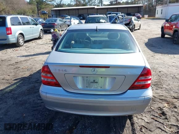 2005 Mercedes-Benz C 320 z VIN WDBRF64J75F604787, wystawiony jako IAAI lot #41114916 z przebiegiem 270 000 mil mil oraz . Historia ofert i sprzedaży dostępna na DreamBid. Obrazek 17.