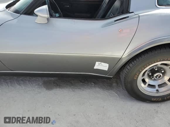 1978 Chevrolet Corvette с VIN 1Z87L8S424745, выставлен на аукционе Copart как лот 77159664 с пробегом 45 288 миль миль и Списание • Salvage title. История ставок и продаж доступна на DreamBid. Изображение 12.