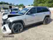 2023 Jeep Grand Cherokee Altitude z VIN 1C4RJHAG0PC593480, wystawiony jako Copart lot #62899745 z przebiegiem 33 715 mil mil oraz Szkoda całkowita • Salvage title. Historia ofert i sprzedaży dostępna na DreamBid. Obrazek 1.