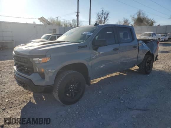 2024 Chevrolet Silverado 1500 Custom Trail Boss z VIN 3GCUDCE89RG260945, wystawiony jako Copart lot #51326915 z przebiegiem 30 768 mil mil oraz Szkoda całkowita • Salvage title. Historia ofert i sprzedaży dostępna na DreamBid. Obrazek 1.
