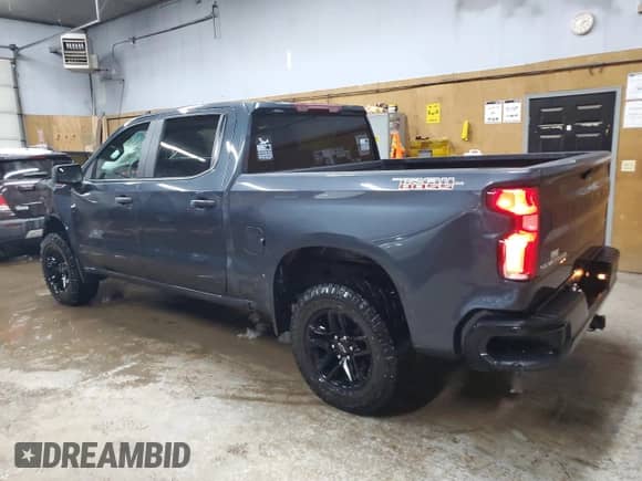 2022 Chevrolet Silverado 1500 Custom Trail Boss z VIN 1GCPYCEK6NZ149938, wystawiony jako Copart lot #84920954 z przebiegiem 43 250 mil mil oraz Szkoda całkowita • Salvage title. Historia ofert i sprzedaży dostępna na DreamBid. Obrazek 2.