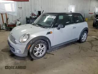 2013 MINI Hardtop с VIN WMWSU3C50DT375684, выставлен на аукционе Copart как лот 42302735 с пробегом 29 717 миль миль и На запчасти • Non repairable. История ставок и продаж доступна на DreamBid. Изображение 1.