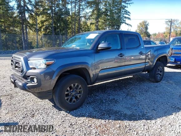 2021 Toyota Tacoma SR5 z VIN 3TMDZ5BN4MM106371, wystawiony jako IAAI lot #43451030 z przebiegiem 47 236 mil mil oraz . Historia ofert i sprzedaży dostępna na DreamBid. Obrazek 2.