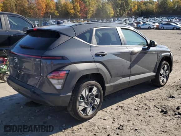 2024 Hyundai Kona SEL z VIN KM8HBCAB9RU159647, wystawiony jako Copart lot #76755294 z przebiegiem 6 332 mil mil oraz Szkoda całkowita • Salvage title. Historia ofert i sprzedaży dostępna na DreamBid. Obrazek 3.