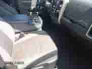 2018 Ram 1500 Big Horn z VIN 1C6RR7GG2JS310656, wystawiony jako IAAI lot #42776696 z przebiegiem 115 206 mil mil oraz . Historia ofert i sprzedaży dostępna na DreamBid. Obrazek 5.