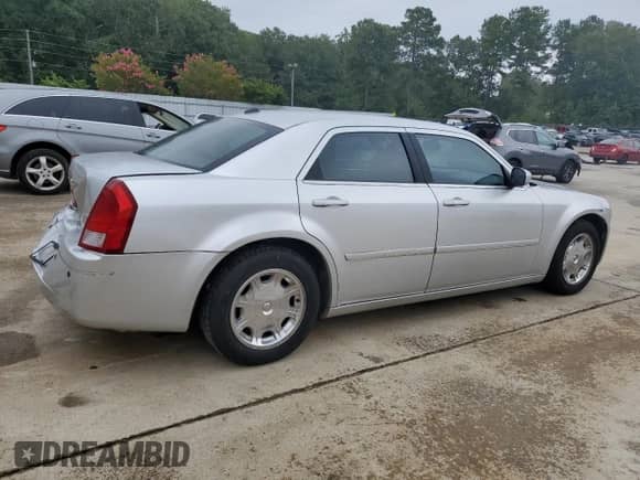 2005 Chrysler 300 Touring с VIN 2C3AA53GX5H613239, выставлен на аукционе Copart как лот 66903215 с пробегом 263 686 миль миль и Списание • Salvage title. История ставок и продаж доступна на DreamBid. Изображение 3.