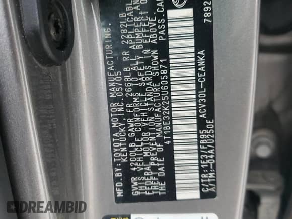 2005 Toyota Camry STD z VIN 4T1BE32K25U605871, wystawiony jako Copart lot #86107595 z przebiegiem 390 873 mil mil oraz Czysty tytuł • Clean title. Historia ofert i sprzedaży dostępna na DreamBid. Obrazek 12.