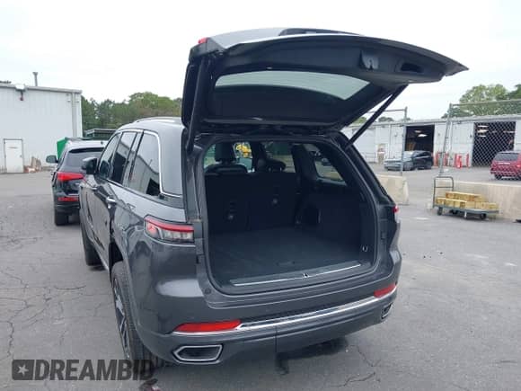 2023 Jeep Grand Cherokee Overland z VIN 1C4RJHDGXP8883305, wystawiony jako IAAI lot #42579196 z przebiegiem 20 189 mil mil oraz . Historia ofert i sprzedaży dostępna na DreamBid. Obrazek 3.