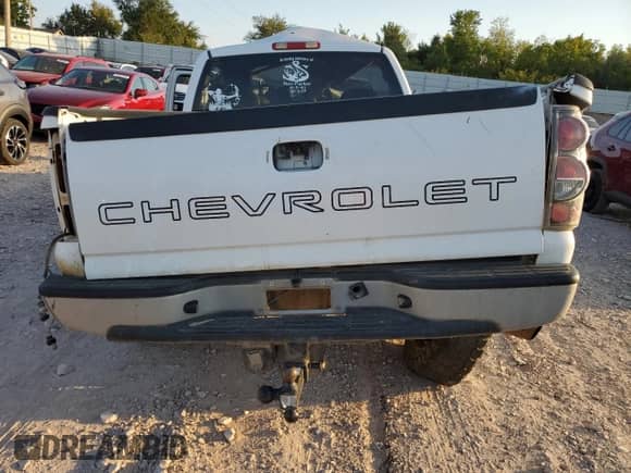 2006 Chevrolet Silverado 2500HD LS с VIN 1GCHK29U36E263710, выставлен на аукционе Copart как лот 73414554 с пробегом Не указан миль и На запчасти • Non repairable. История ставок и продаж доступна на DreamBid. Изображение 6.