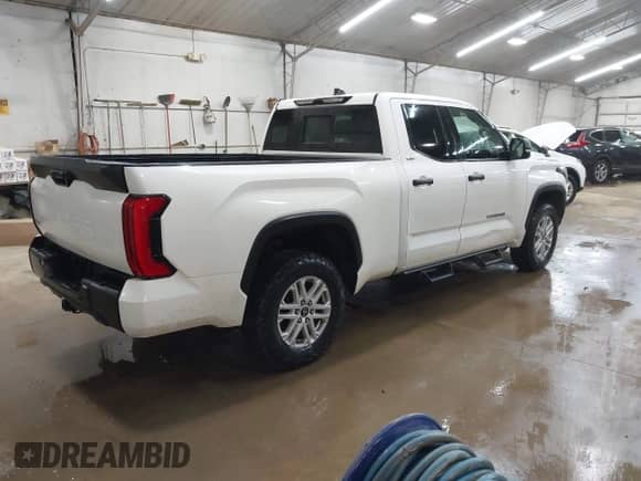 2023 Toyota Tundra SR5 z VIN 5TFLA5DAXPX063554, wystawiony jako IAAI lot #41943423 z przebiegiem 82 823 mil mil oraz . Historia ofert i sprzedaży dostępna na DreamBid. Obrazek 4.