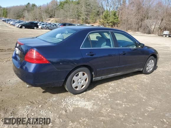 2007 Honda Accord LX z VIN 1HGCM56497A175944, wystawiony jako Copart lot #52051655 z przebiegiem 108 748 mil mil oraz Czysty tytuł • Clean title. Historia ofert i sprzedaży dostępna na DreamBid. Obrazek 3.