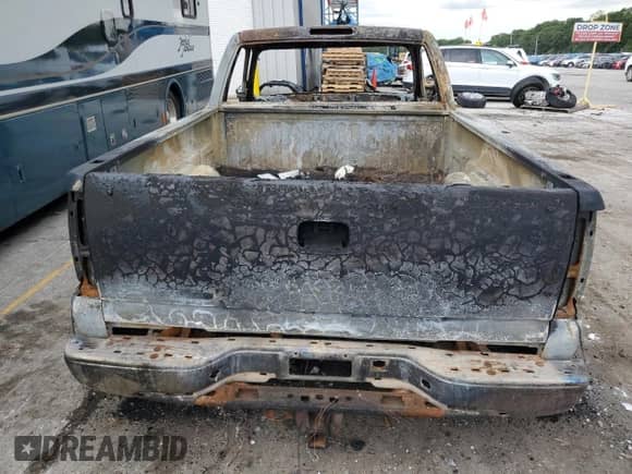 2003 Chevrolet Silverado 1500 LS с VIN 1GCEK14T43Z135461, выставлен на аукционе Copart как лот 62999924 с пробегом Не указан миль и На запчасти • Non repairable. История ставок и продаж доступна на DreamBid. Изображение 6.