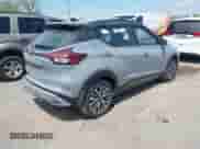 2024 Nissan Kicks SR с VIN 3N1CP5DV2RL502815, выставлен на аукционе IAAI как лот 42052304 с пробегом 8 274 миль миль и . История ставок и продаж доступна на DreamBid. Изображение 4.