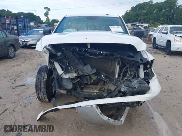 2019 Ram 1500 Tradesman z VIN 3C6JR6DT0KG506015, wystawiony jako IAAI lot #42857503 z przebiegiem 64 834 mil mil oraz . Historia ofert i sprzedaży dostępna na DreamBid. Obrazek 12.