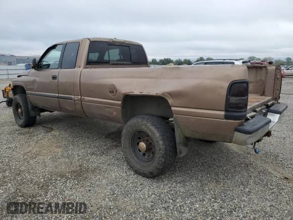 2001 Dodge 2500 with VIN 1B7KF23631J529098, listed as a Copart auction lot 81674595 with 400,626 mi miles and Salvage title. Bid and sale history available at DreamBid. Image 2.