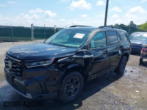 2025 Honda Pilot TrailSport with VIN 5FNYG1H63SB029218, listed as a IAAI auction lot 42671510 with 31,583 mi miles and . Bid and sale history available at DreamBid. Image 2.