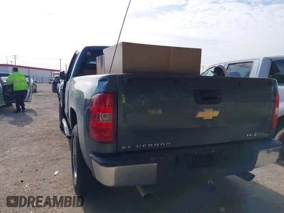 2007 Chevrolet Silverado 1500 1LT with VIN 2GCEC19J571562893, listed as a IAAI auction lot 41420449 with 246,613 mi miles and . Bid and sale history available at DreamBid. Image 3.